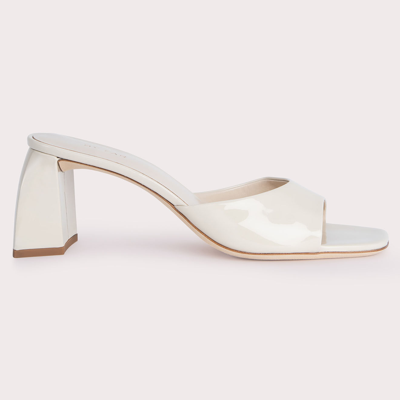 By Far Mules en Cuir verni Romy écrues - Talon 7 cm