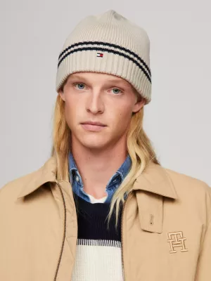 Gorro com bordado de bandeira listrada