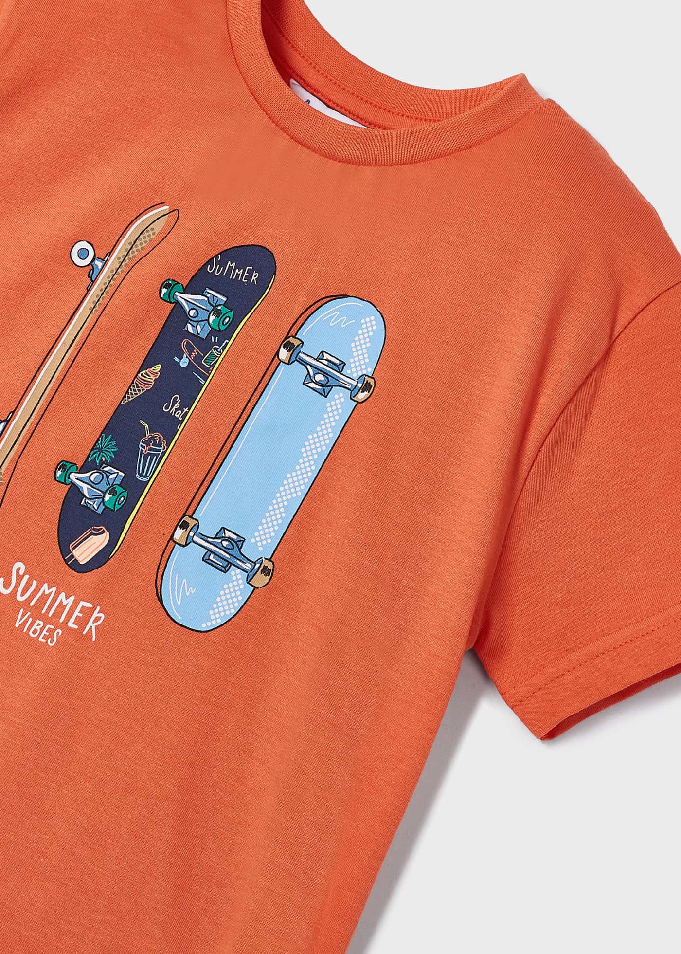 Conjunto infantil masculino com estampa em algodão sustentável.