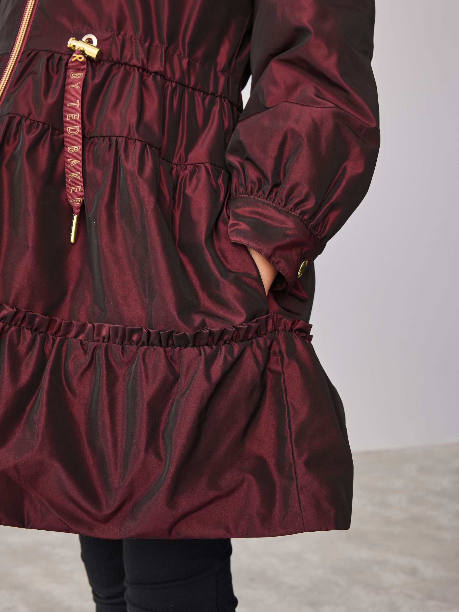 Bessenroze - Baker by Ted Baker regenbestendige regenjas met ruches