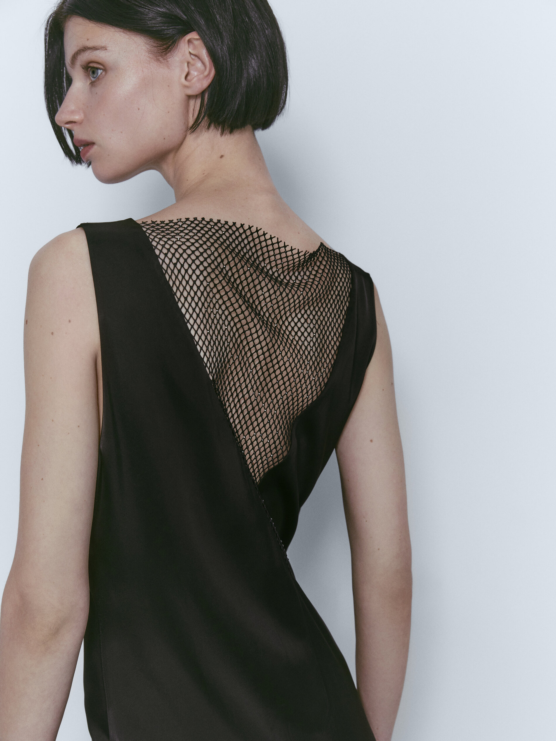 Vestido amplo com detalhes nos ombros - PRETO