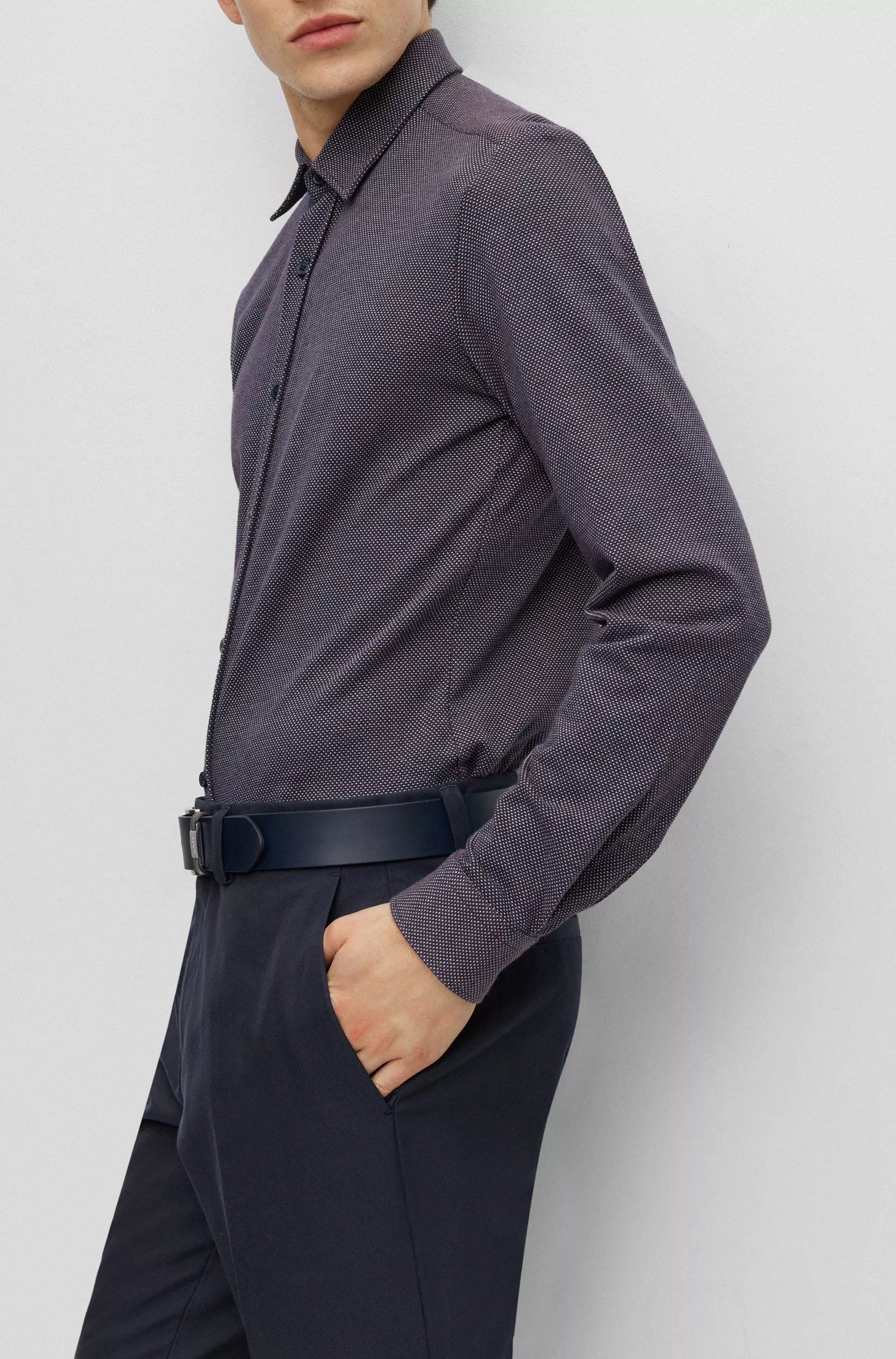 Camisa BOSS preta de corte slim em algodão estruturado.