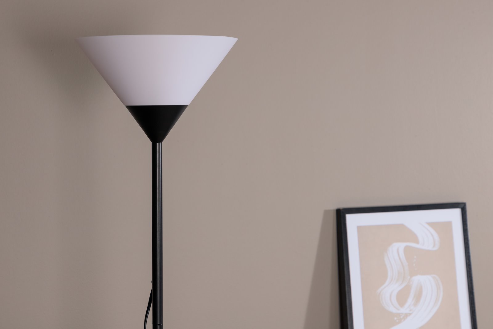 Batang gulvlampe Sort, hvit skjerm