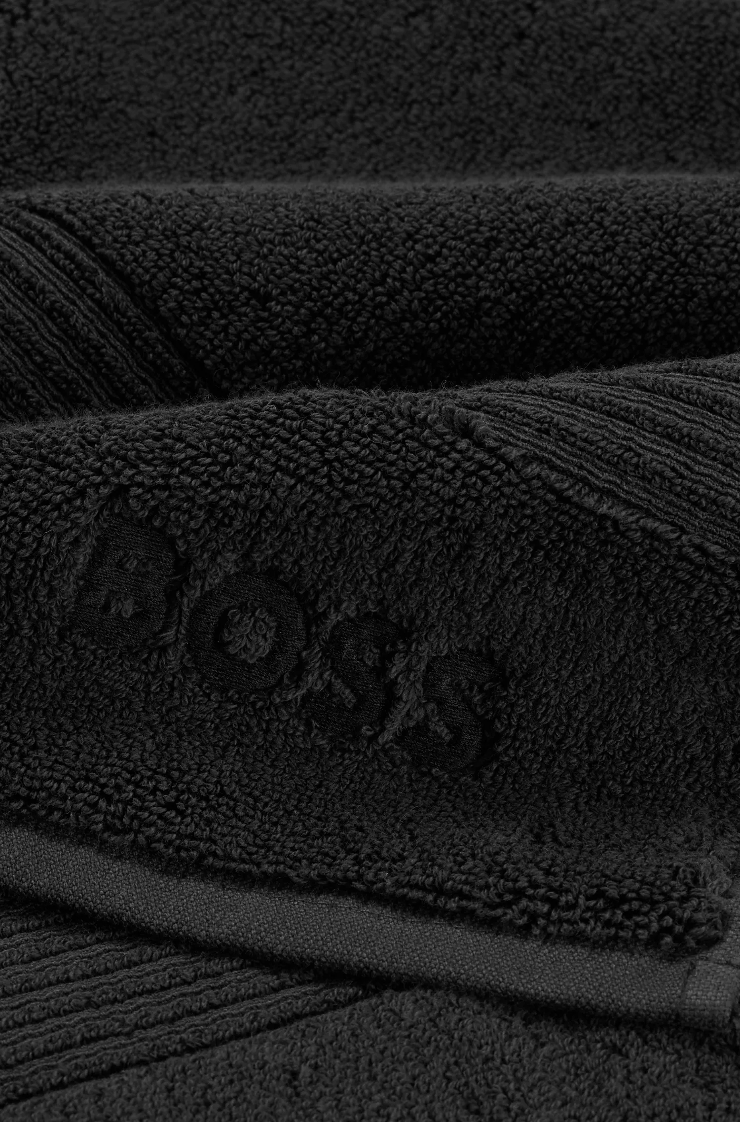 Tapete de banho BOSS preto-preto em algodão do Egeu com logotipo tonal