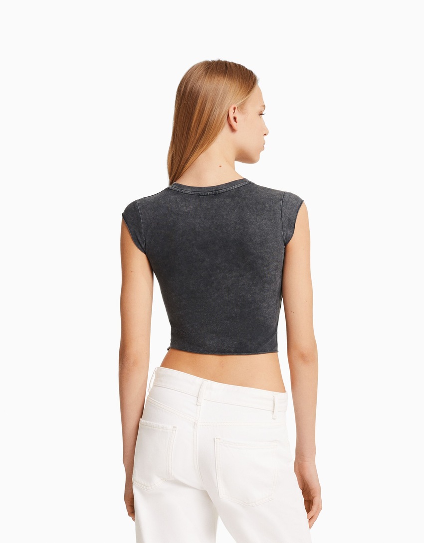 Camiseta cropped de manga curta com estampa
