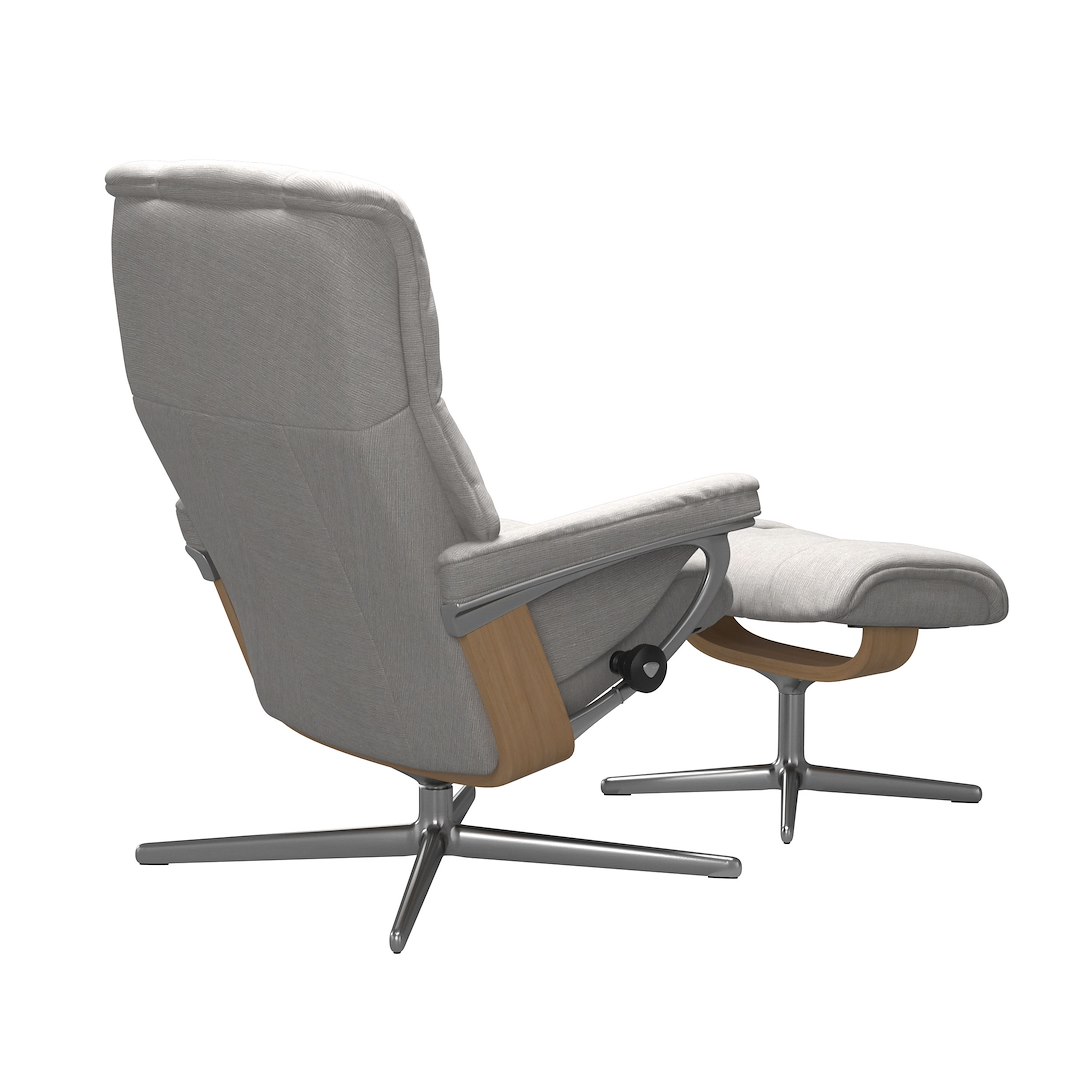 Mayfair (M) Cross lenestol med krakk Tekstil Jasmine Light Grey og Cross understell i eikbeiset og krom.