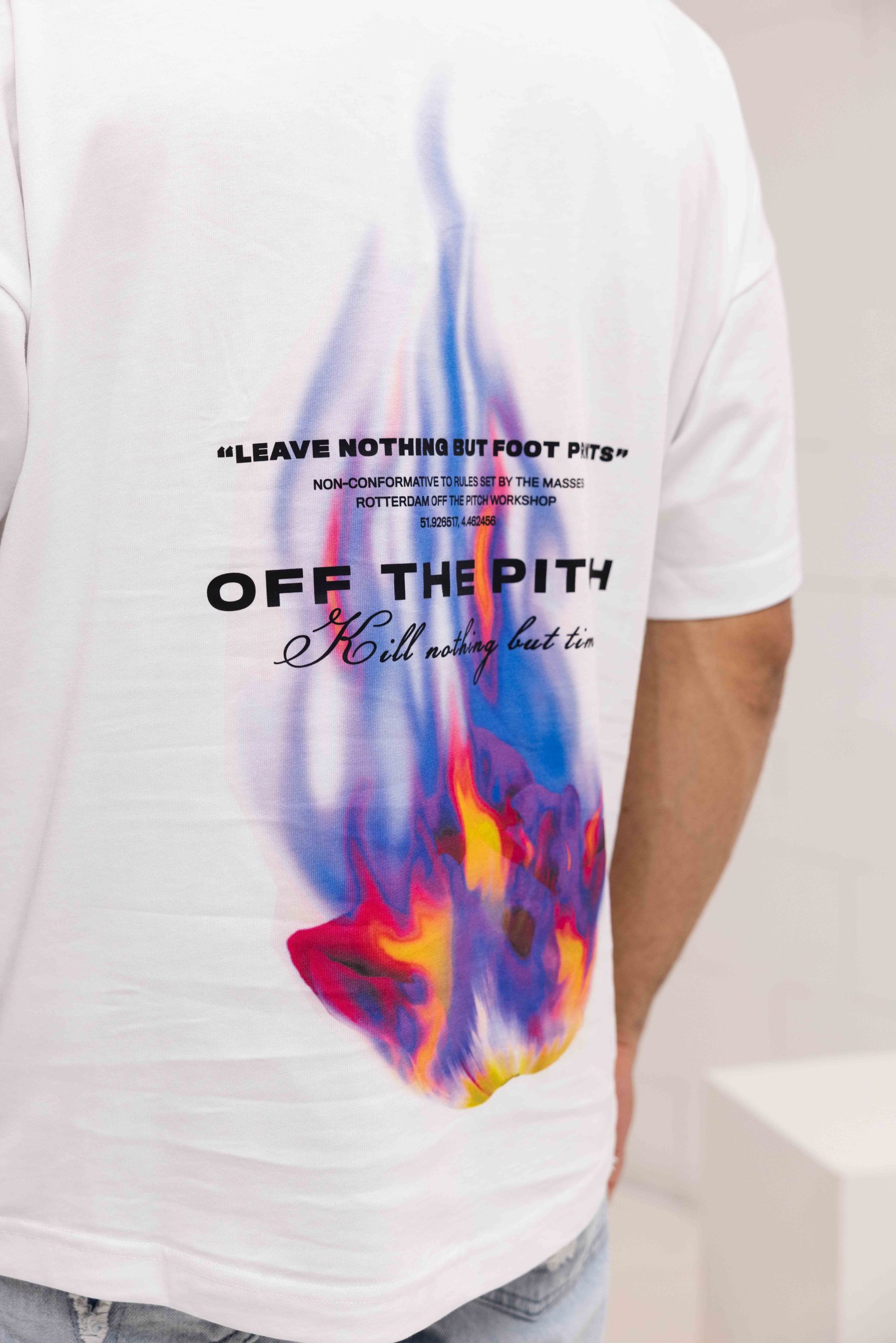 Off The Pitch Burning Flower Loose Fit T-shirt Heren Wit