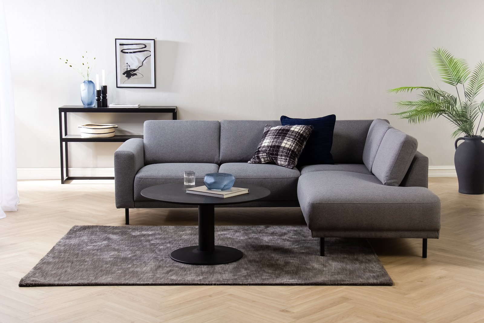 Portland hjørnesofa 2-seter med åpen ende høyre. Tekstil Herby 35 Grey med sorte ben