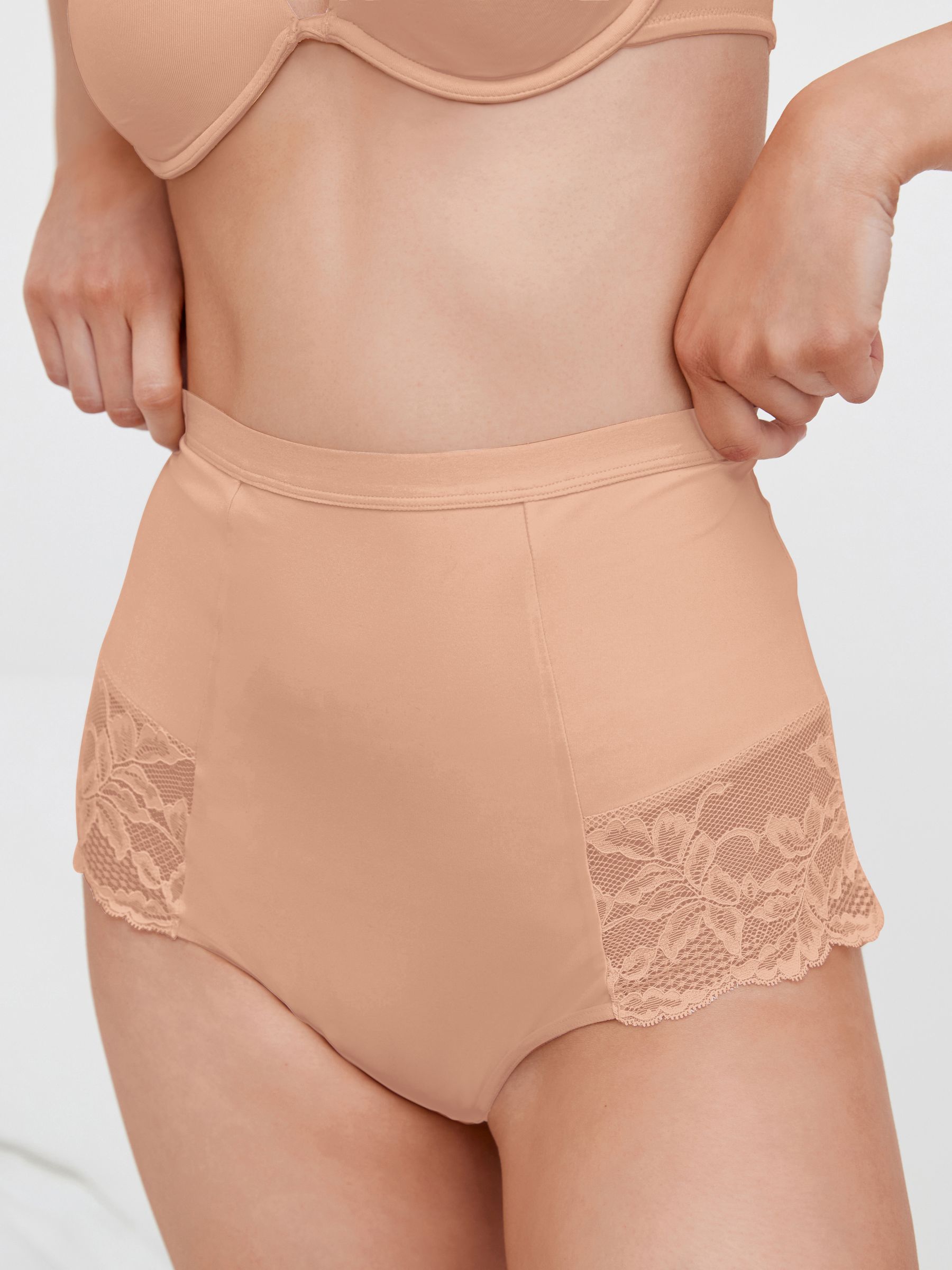 Zwart/praline huidskleur - Verpakking van 2 Braziliaanse slipjes met kanten achterkant en buikcorrigerend effect en print
