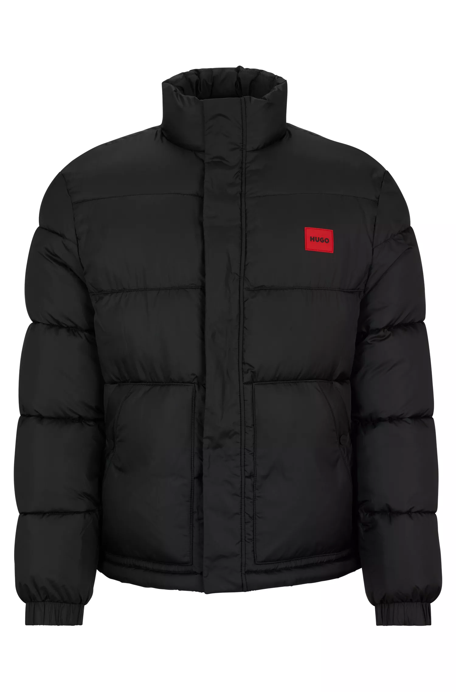 Jaqueta puffer HUGO vermelha, impermeável, com emblema vermelho da marca.