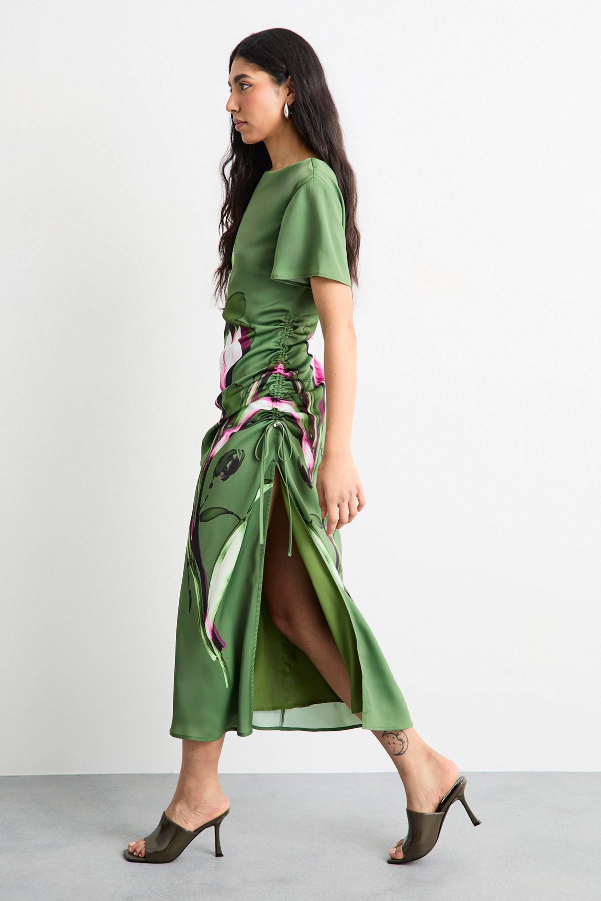 Warehouse Robe Midi à Manches Courtes avec Imprimé Floral et Taille Cordon