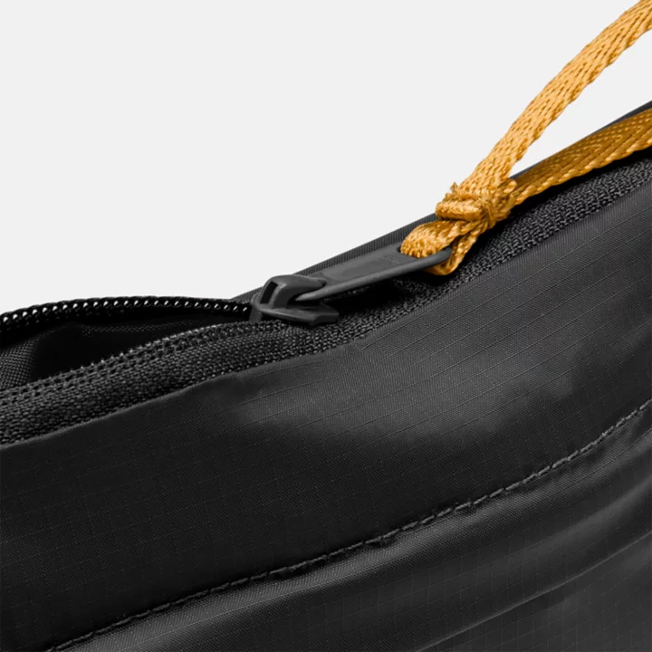Bolsa transversal de viagem leve e unissex na cor preta.
