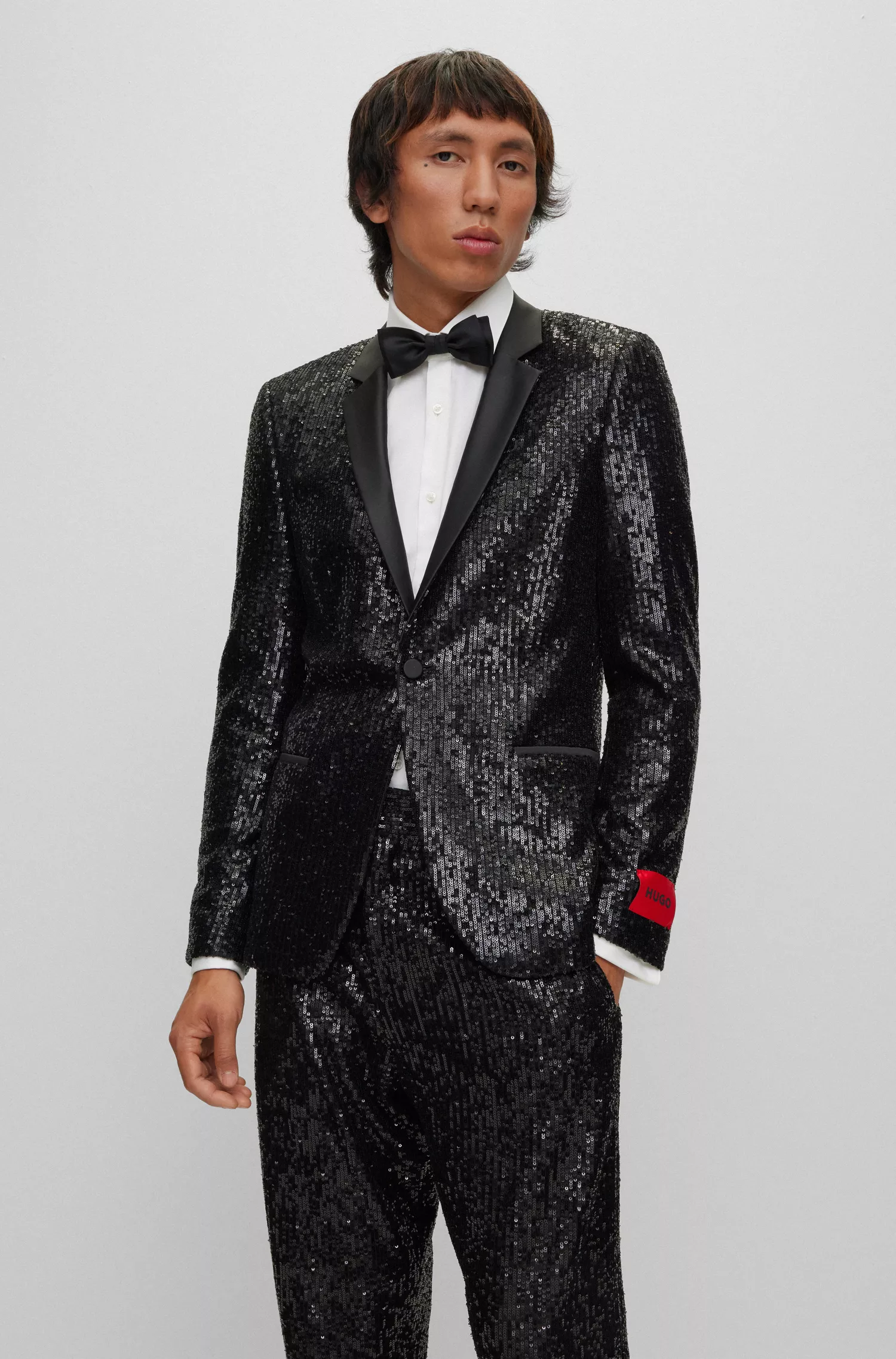 Jaqueta de smoking HUGO vermelha, extra slim fit, em cetim elástico com lantejoulas.