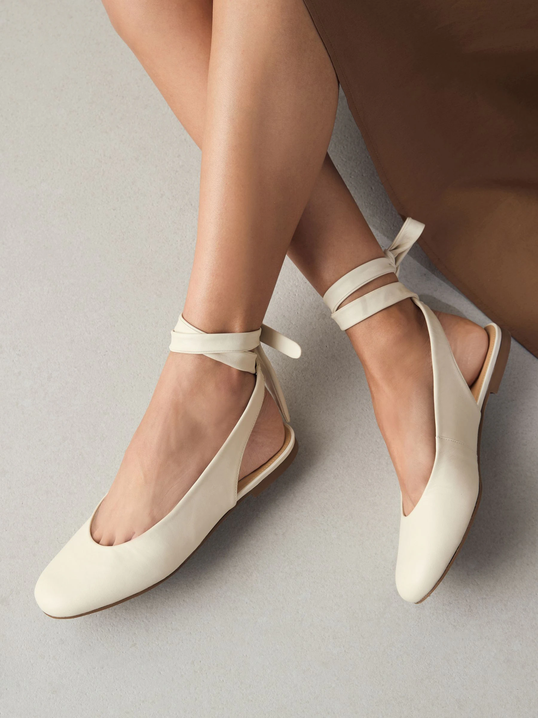 Gebroken wit - Signature Premium Leather Wrap Up Balllerina Flats