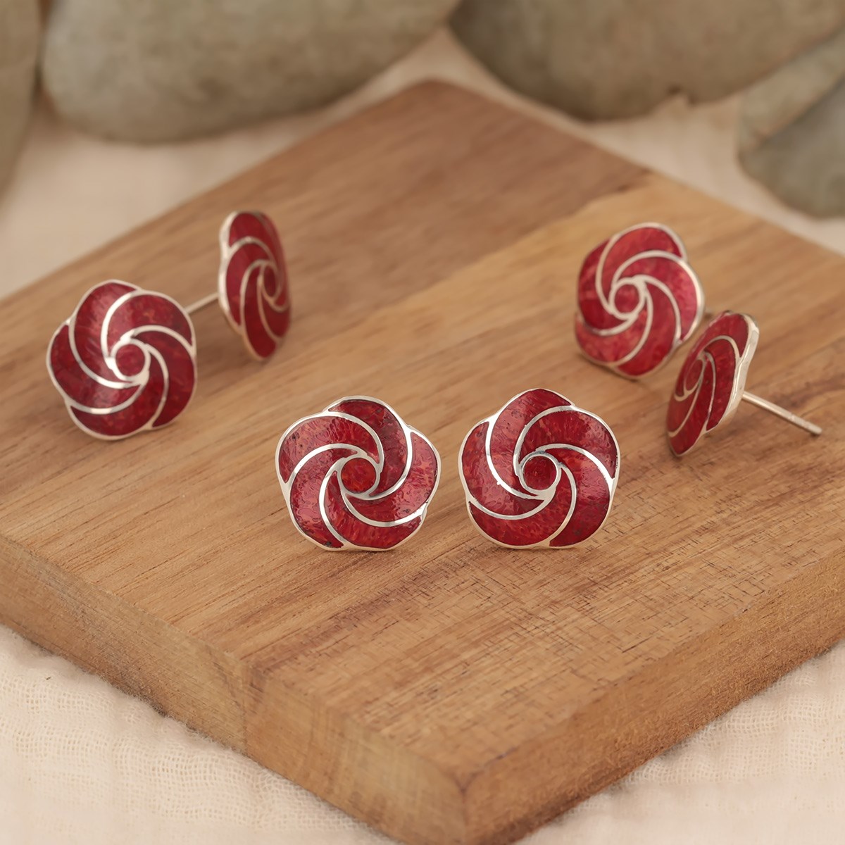 Boucles d'oreille en corail avec motif fleur en spirale en argent 925 | Aden