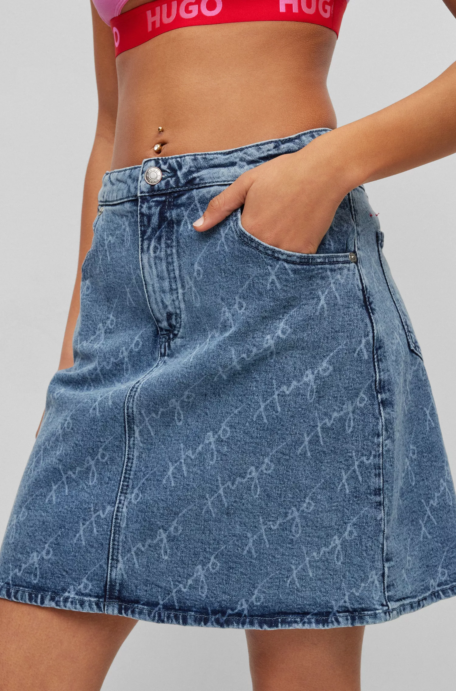 Saia mini HUGO vermelha, justa, em denim com logotipos manuscritos.