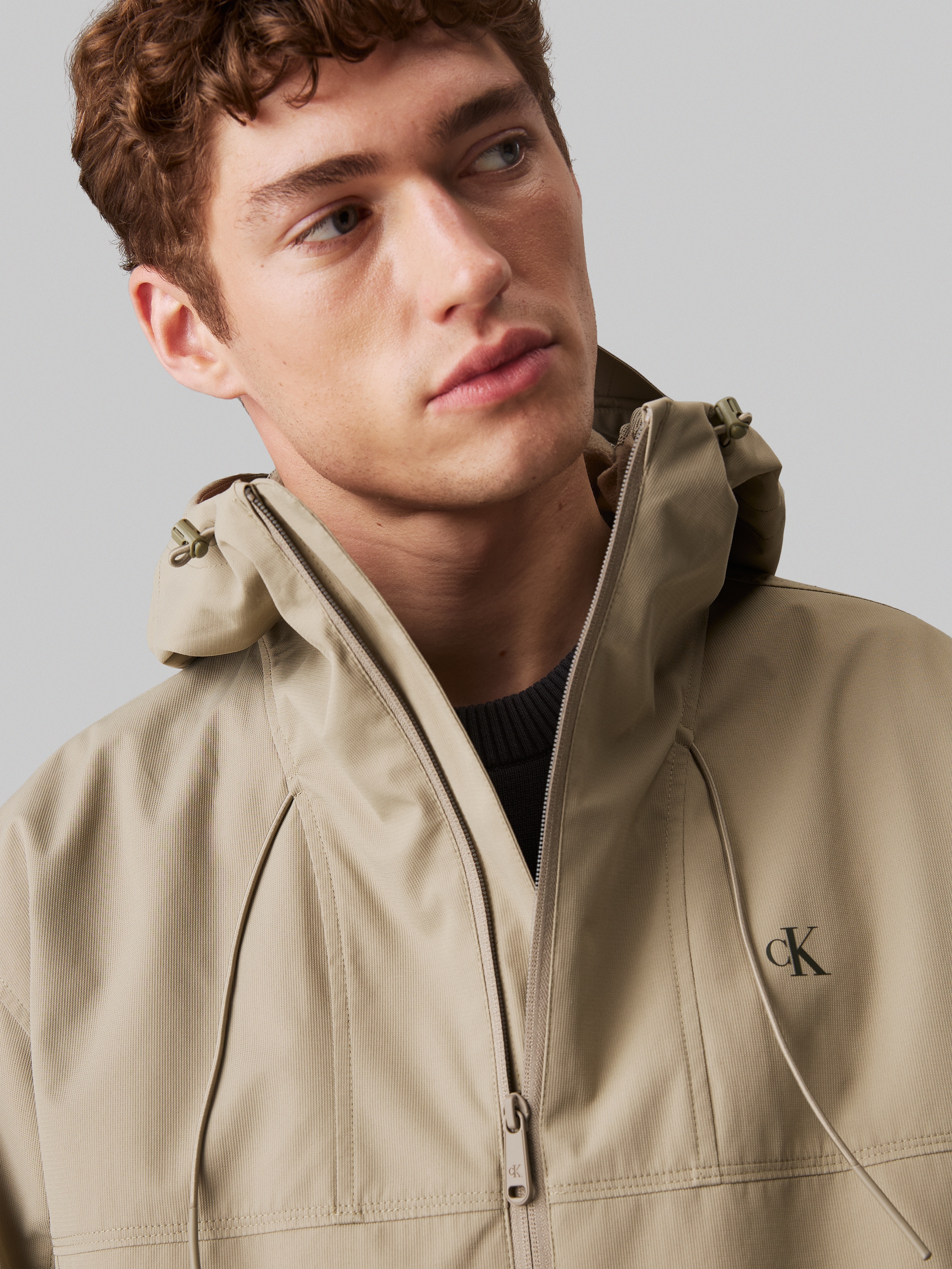 Calvin Klein Jeans Allwetterjacke »TECHNICAL JACKET« mit Kapuze Logodruck, Eingriffstaschen