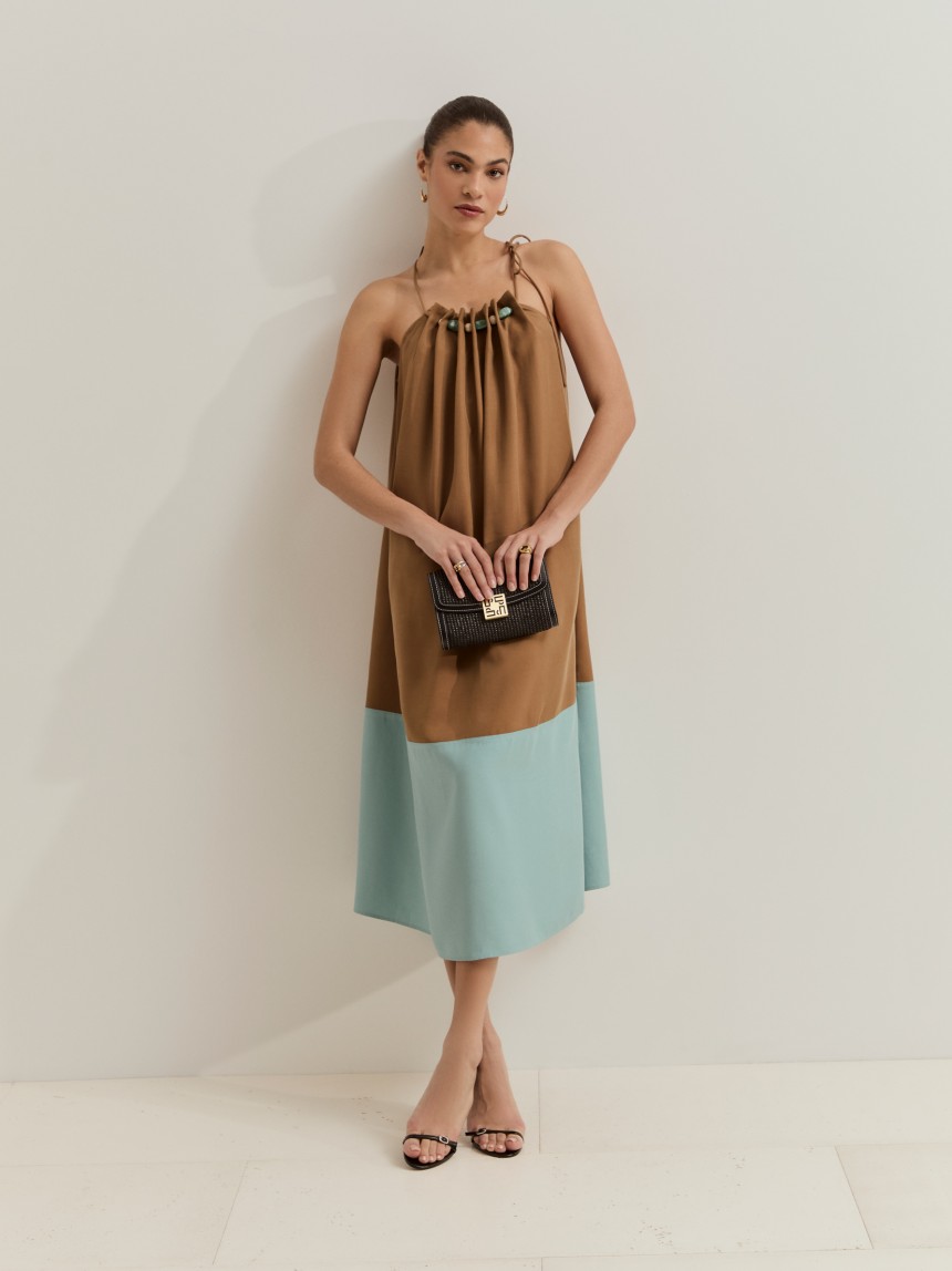 Vestido bicolor com detalhe de pedras