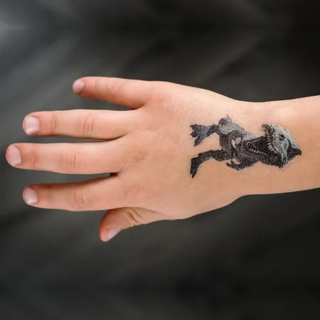 Roth Kinder-Tattoo, Tyrannosaurus