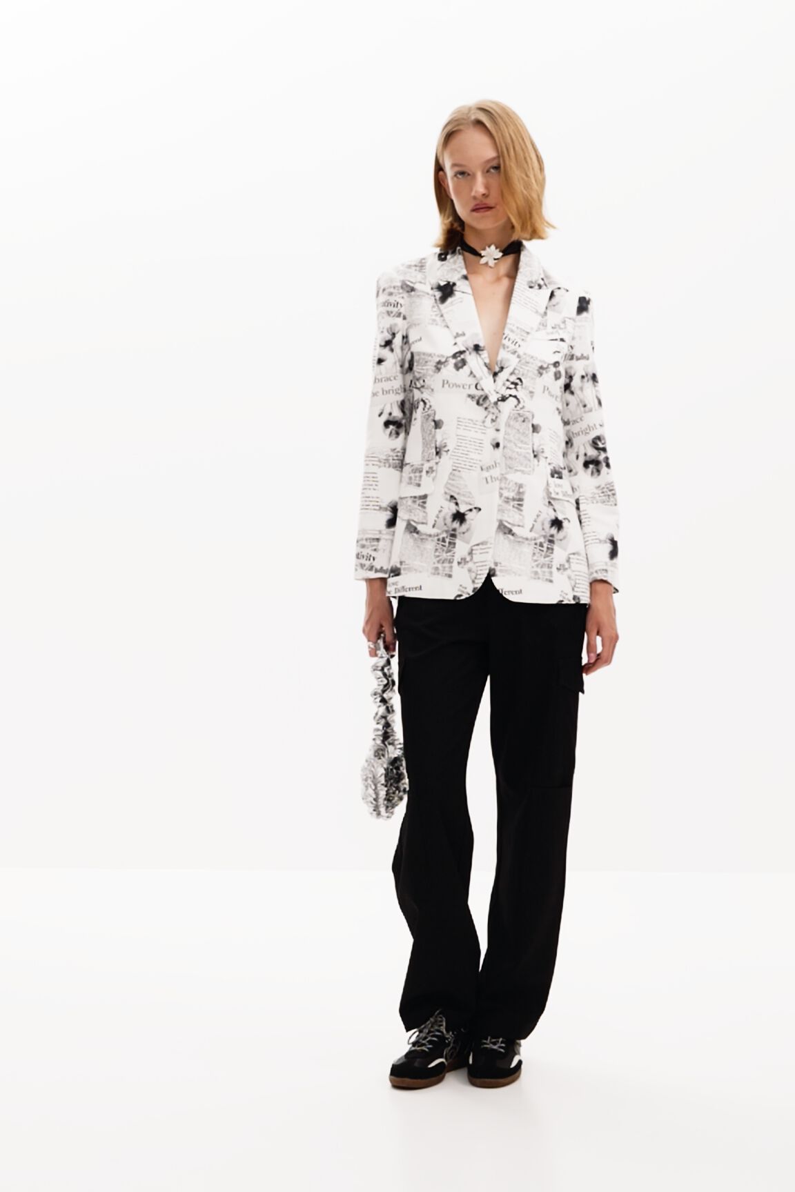 Blazer reto texto e flores
