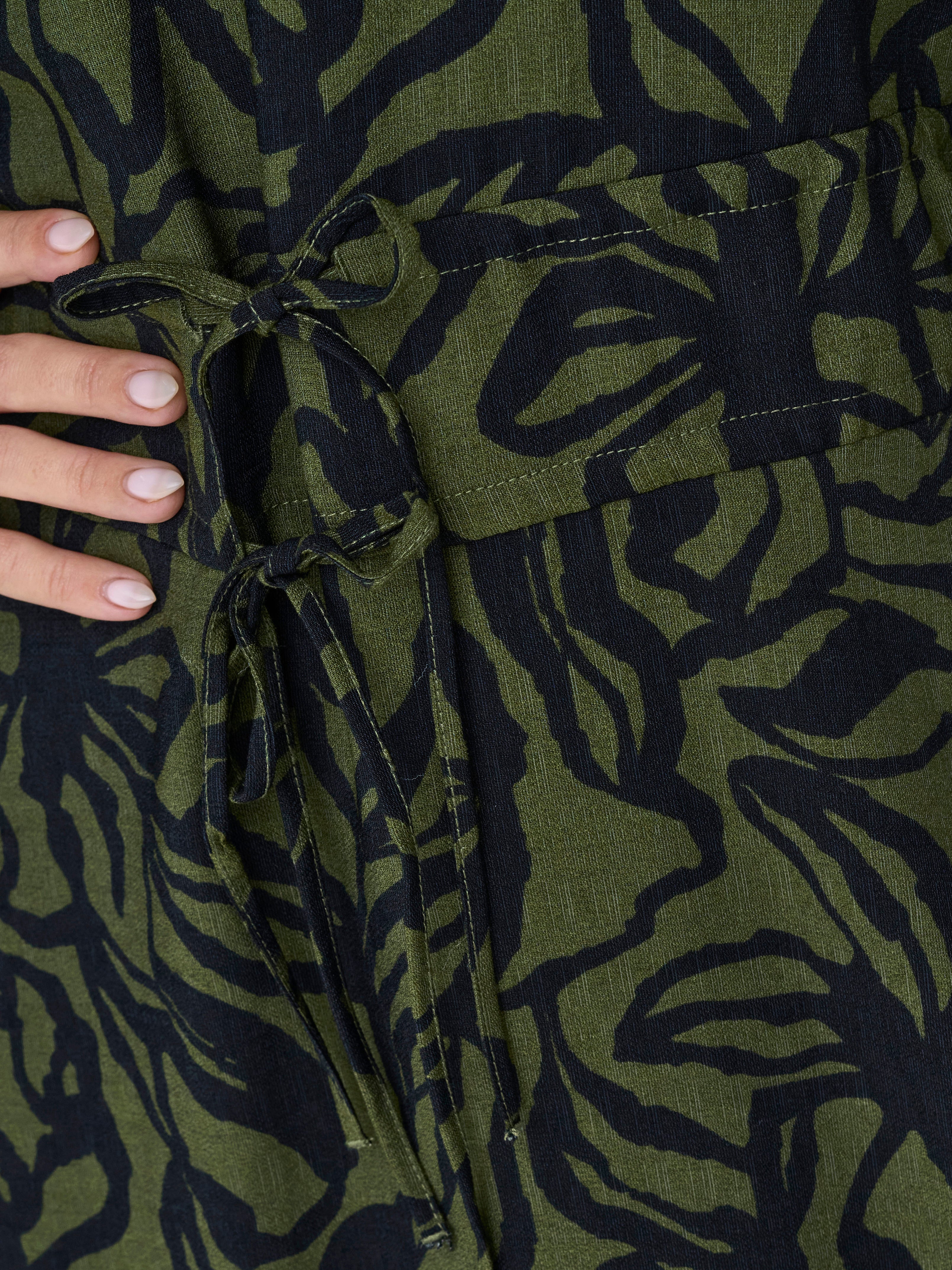 ONLTHARA Kurzes Kleid Rifle Green
