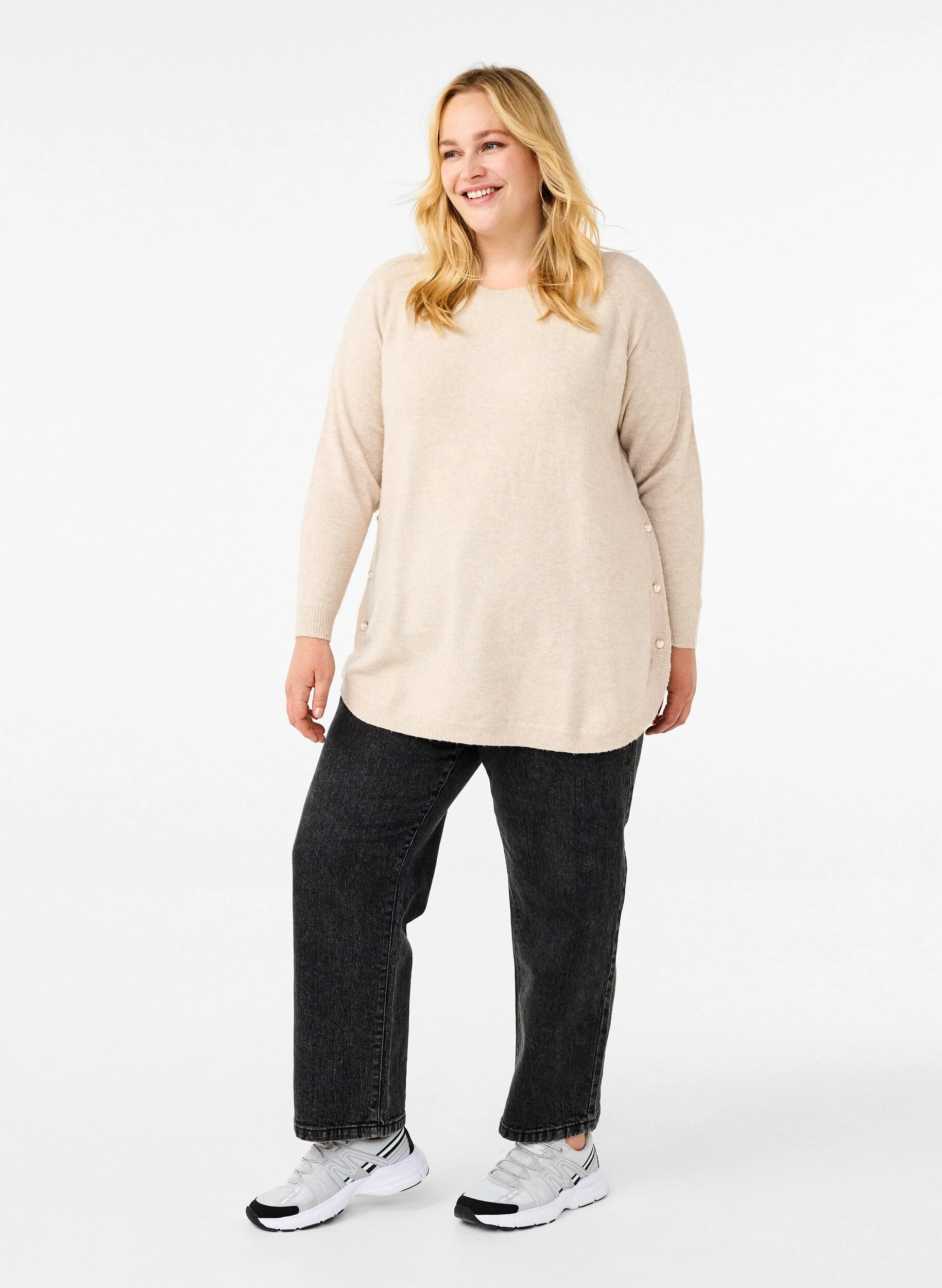 Strikbluse med perledetaljer