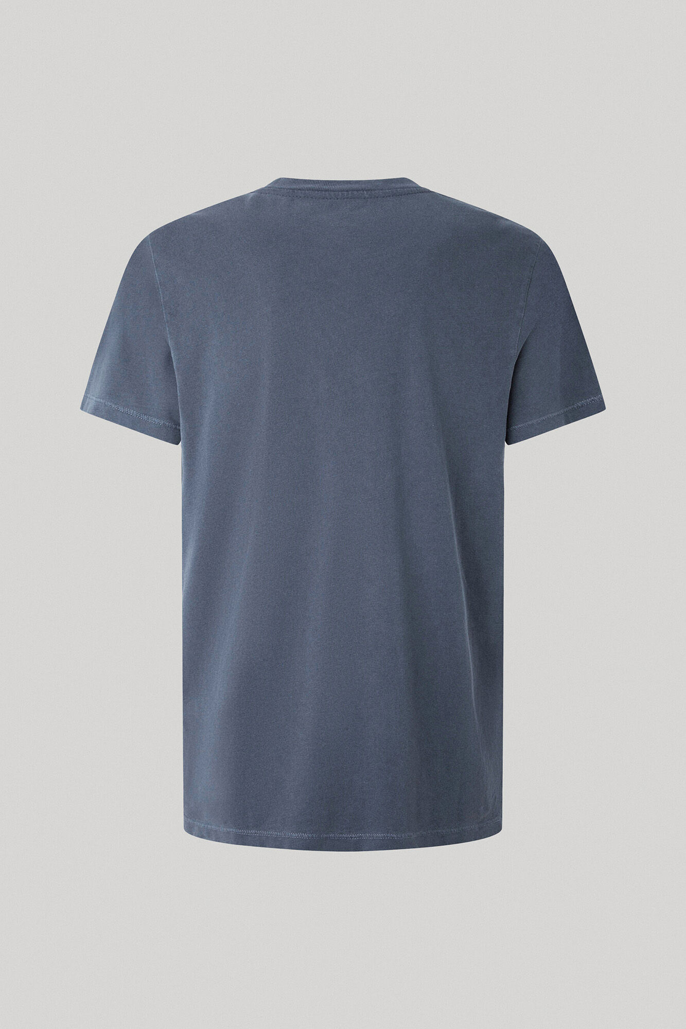 estampa de logotipo em camiseta