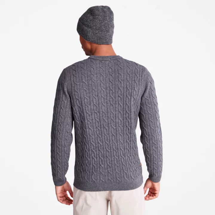 Suéter masculino Phillips Brook com gola redonda em tricô trançado na cor cinza.