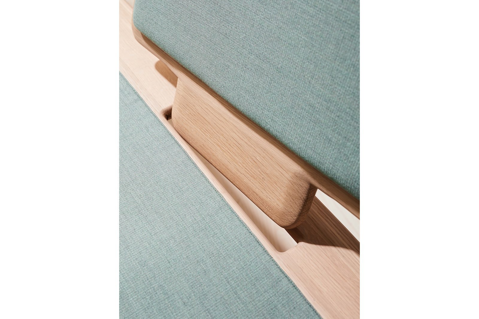 Elba Benk 3-seter. Eik såpebehandlet  i tekstil Crisp 4752 Dusty green, polstret sete og rygg.