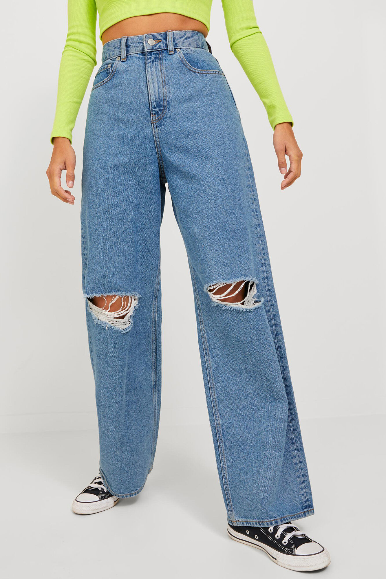 Calça jeans de perna larga com rasgos