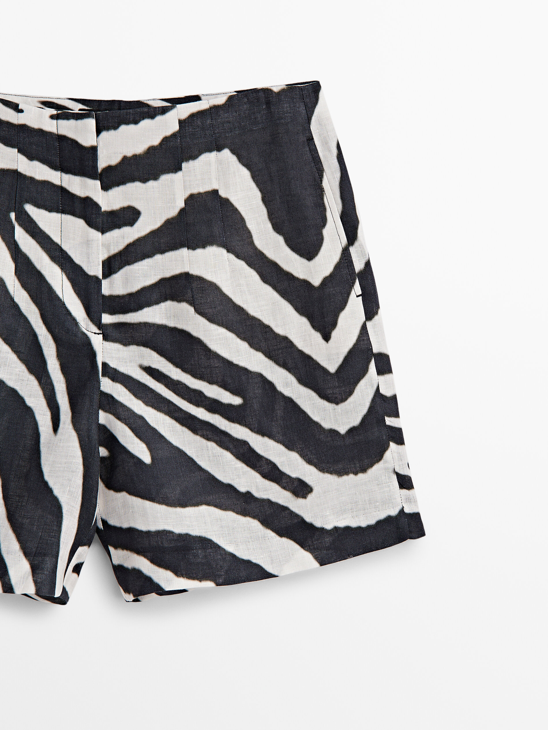 Bermuda de linho com estampa de zebra - PRETA