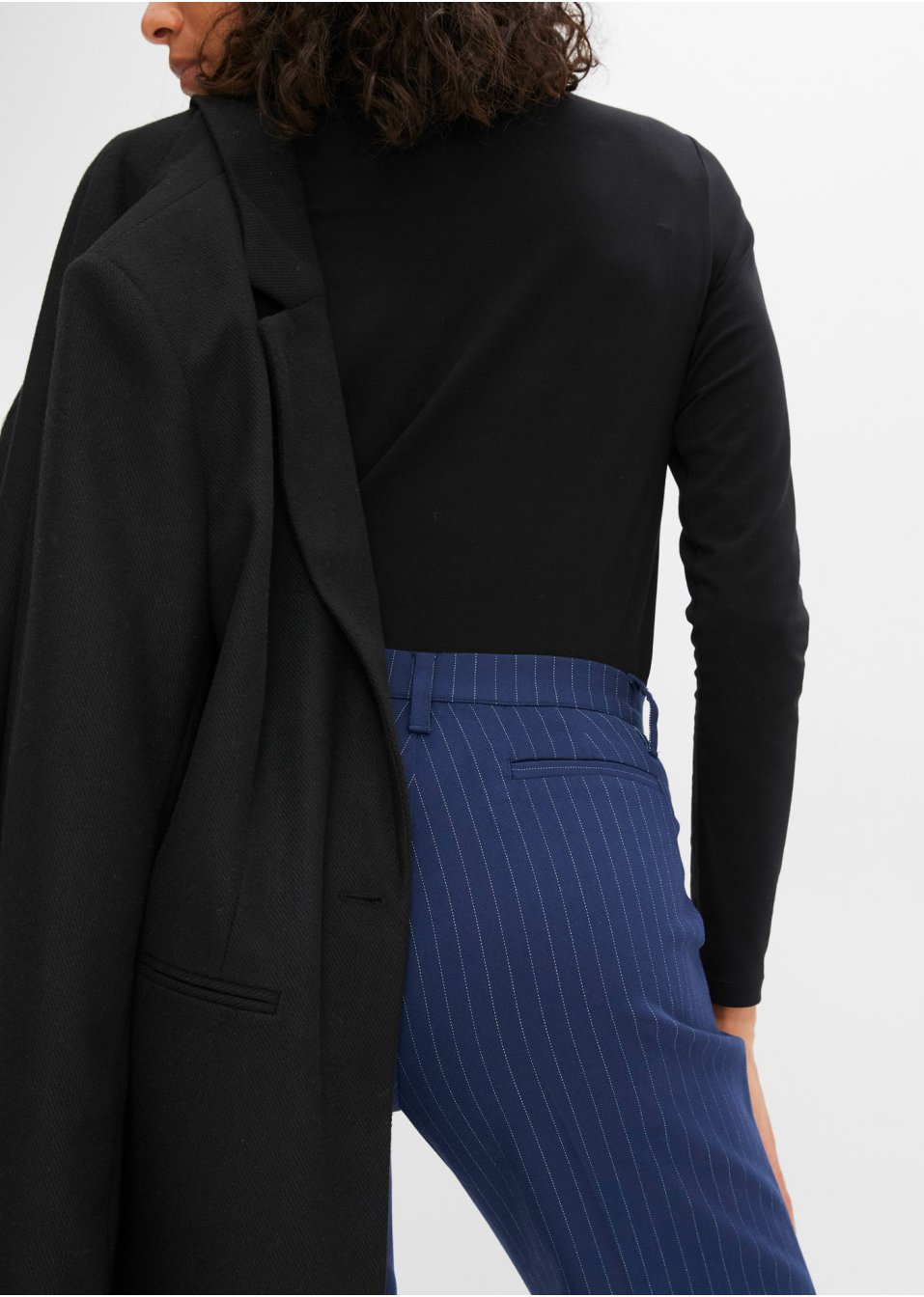 Pantalon à fines rayures avec jambes larges