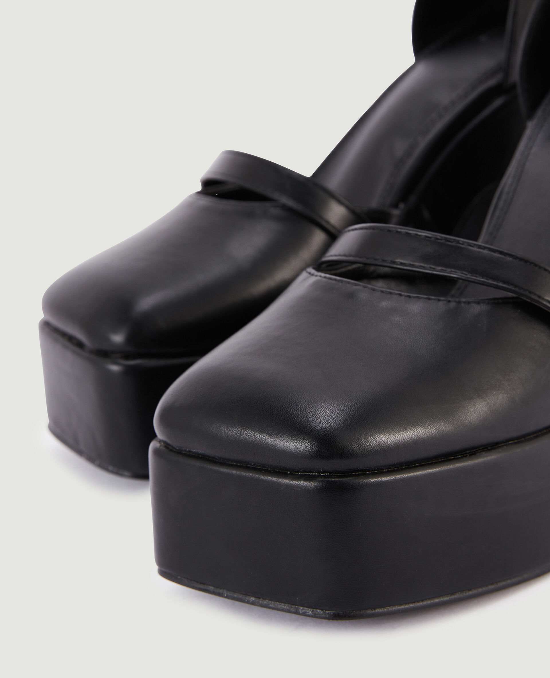 Sandales plateformes avec chaine cœurs - Noir