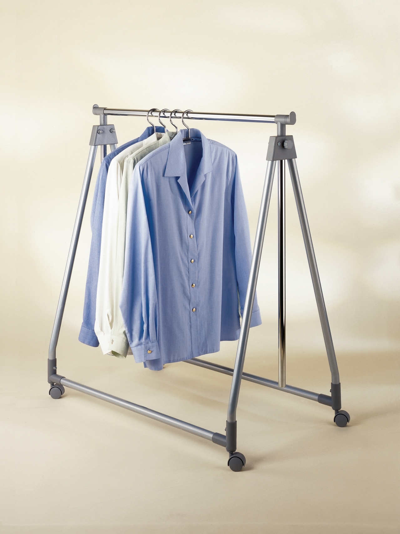 WENKO Kleiderständer stufenlos höhenverstellbar (99-167 cm), mit 4 Rollen, Tragkraft 40 kg