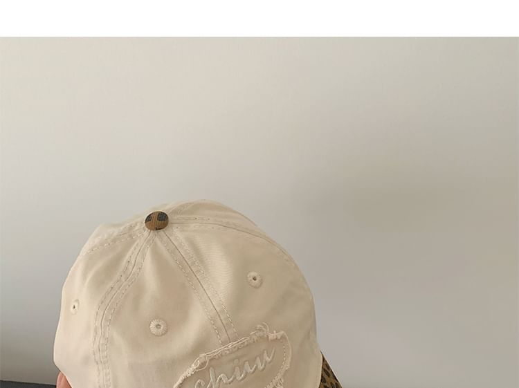 Alpha Kiss - Cap met luipaardprint en letters