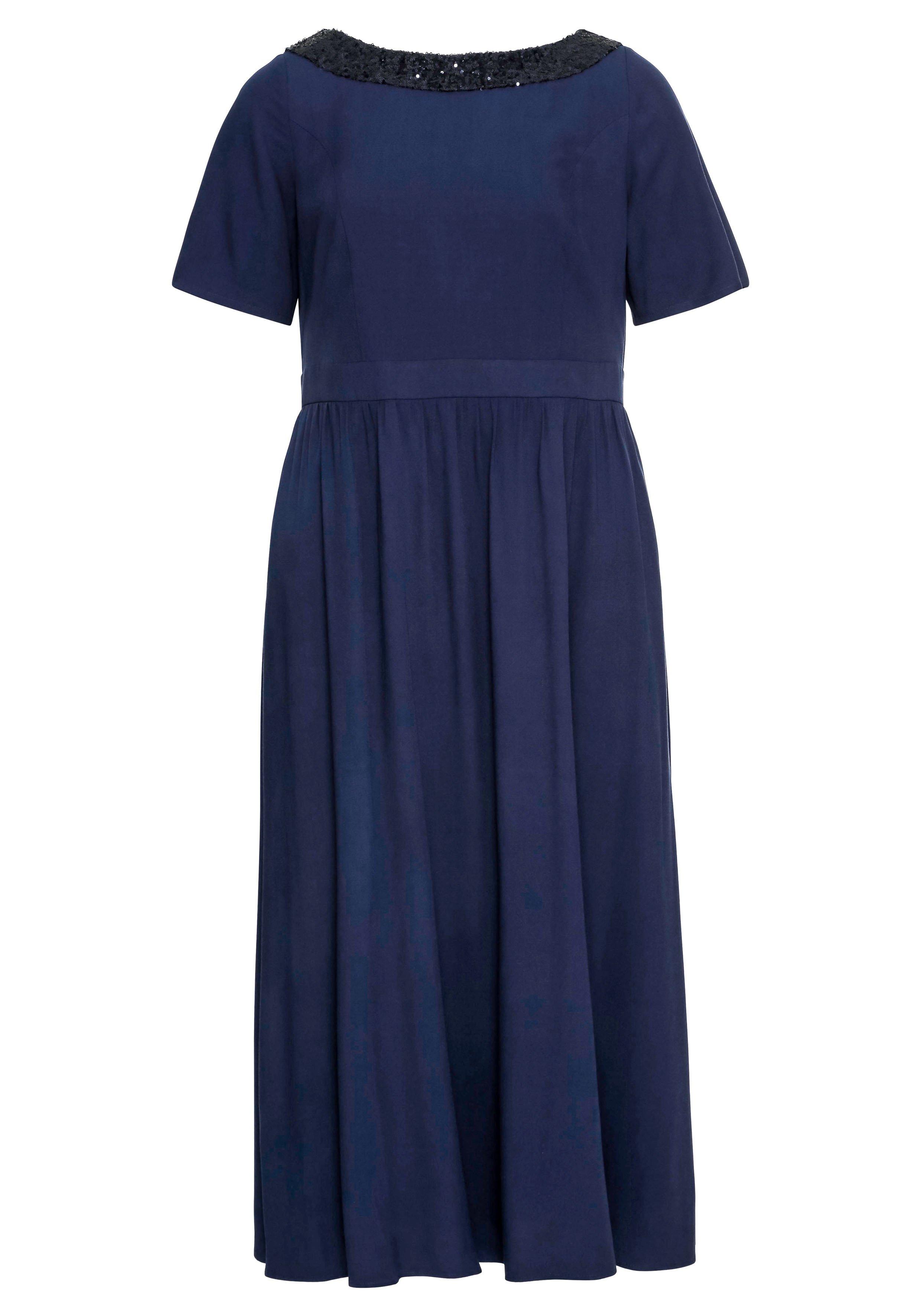 Abendkleid mit Pailletten am Ausschnitt