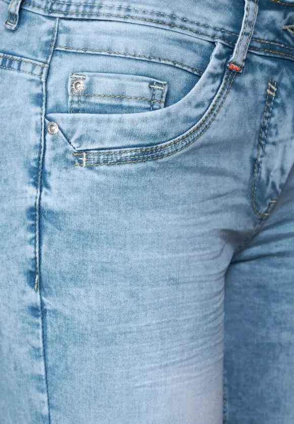 Loose Fit Jeans in 7/8 - mid blue washed