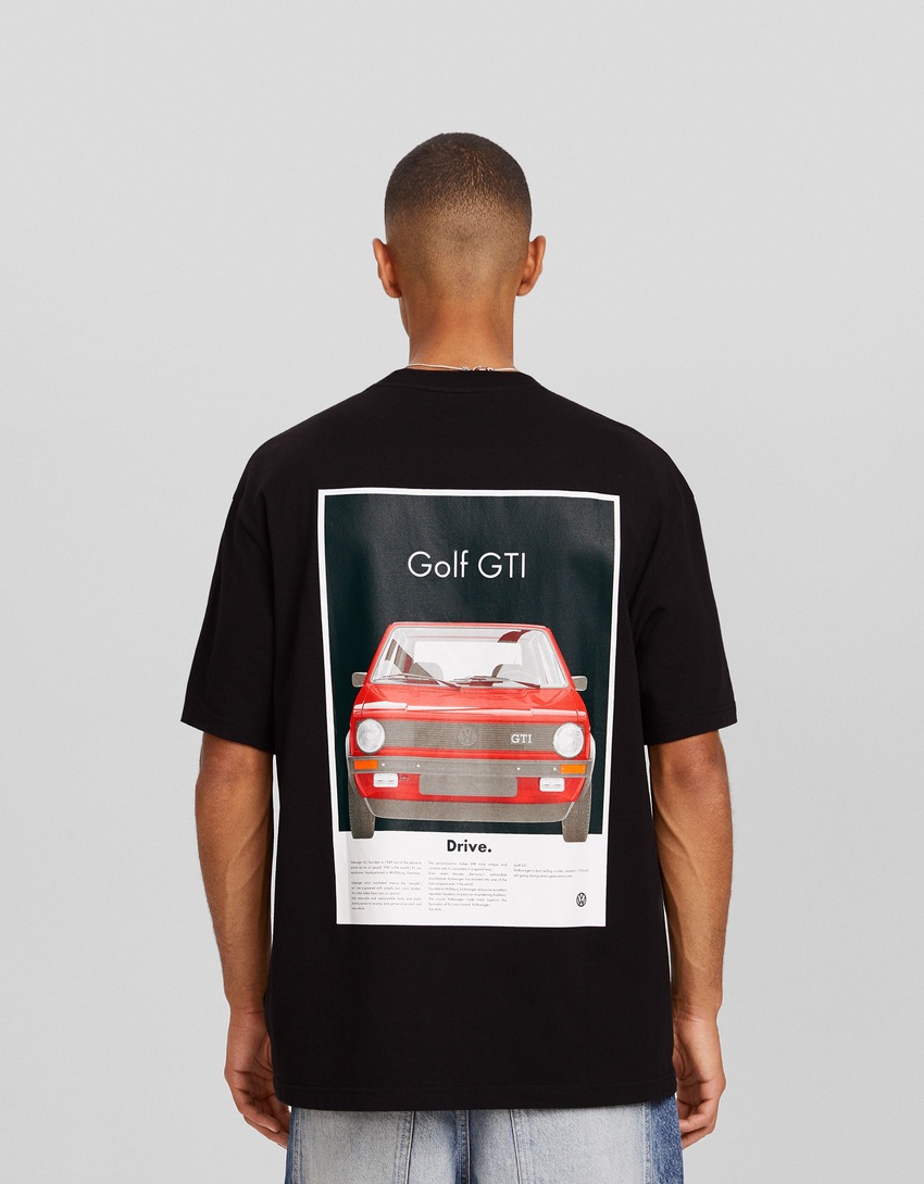 Camiseta de manga curta com estampa VOLKSWAGEN GOLF GTI e modelagem quadrada.