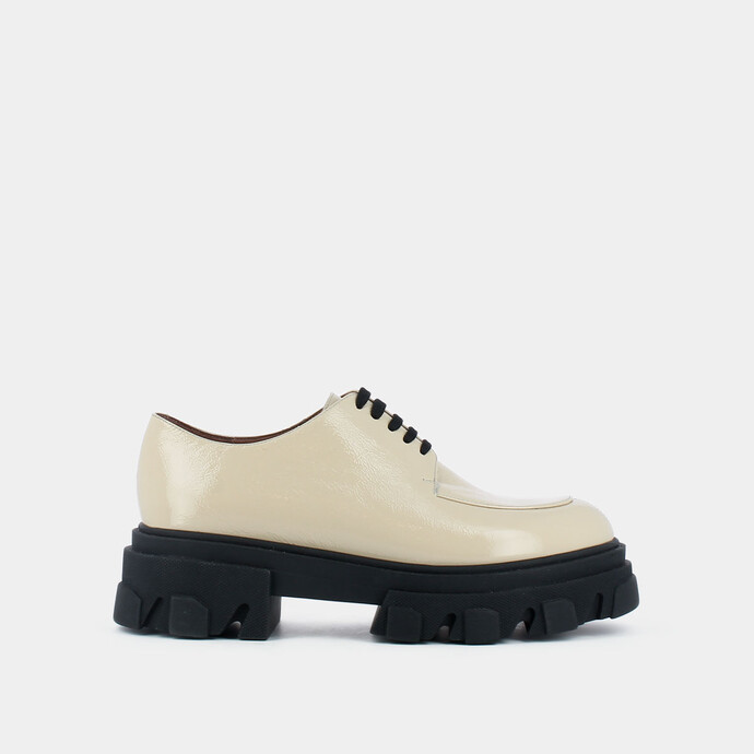 Derbies à semelles crantées  en cuir vernis beige