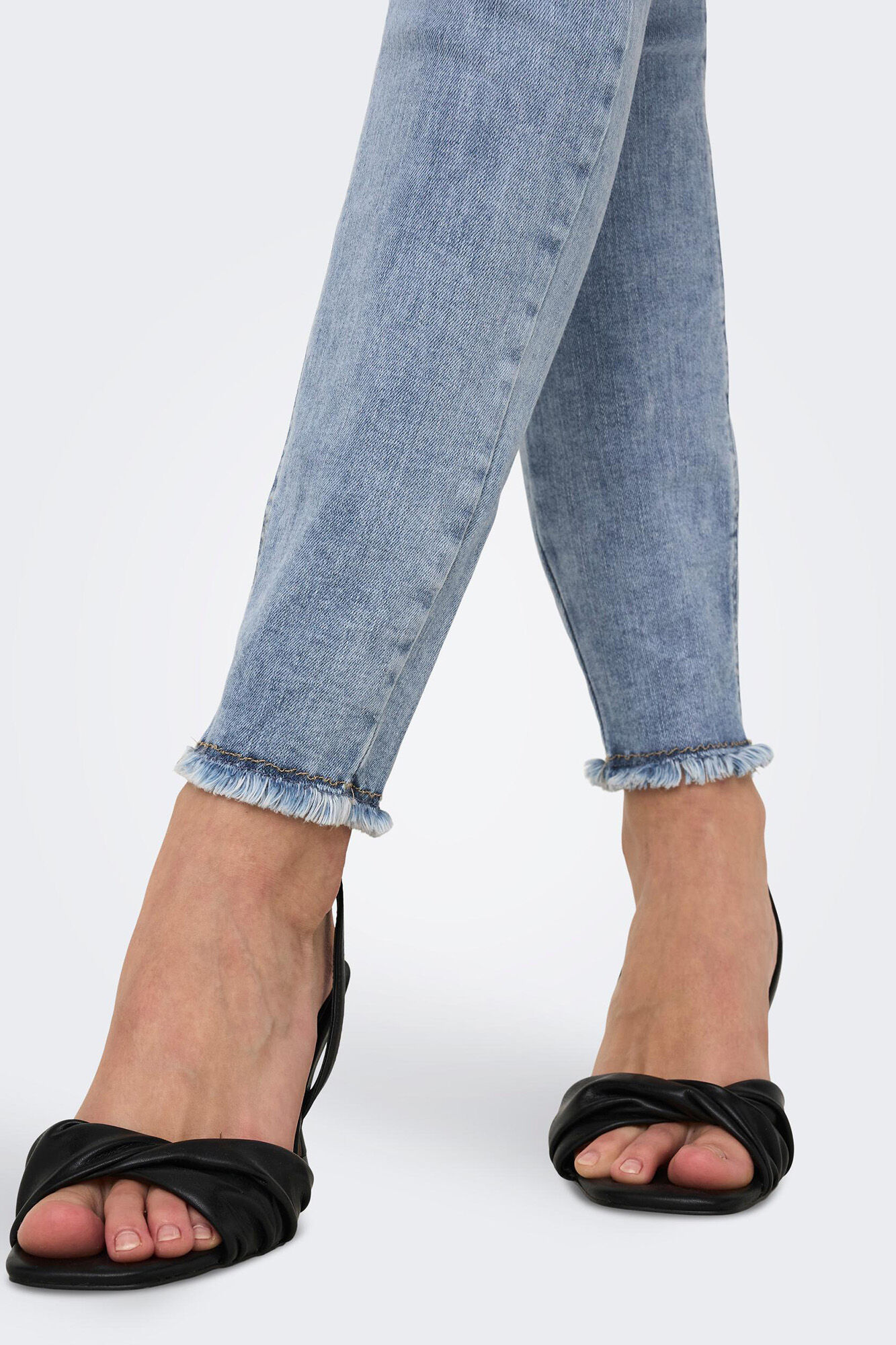 Calça jeans skinny de cintura média