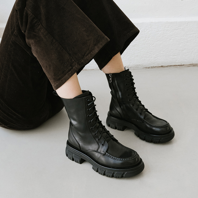 Boots à lacets et semelles épaisses  en cuir noir