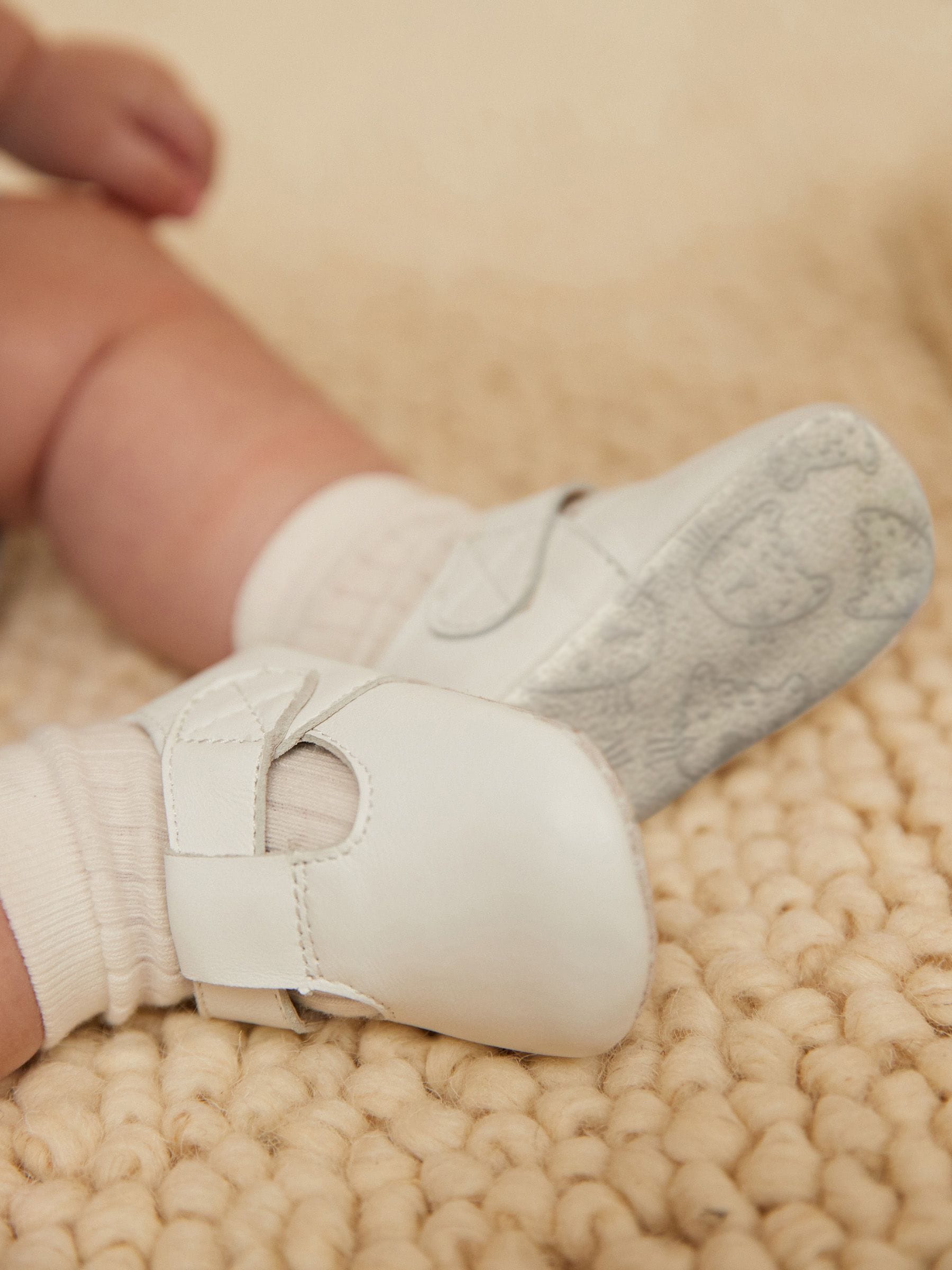 Wit - Leren babyschoen met T-bandje (0 - 24 mnd)