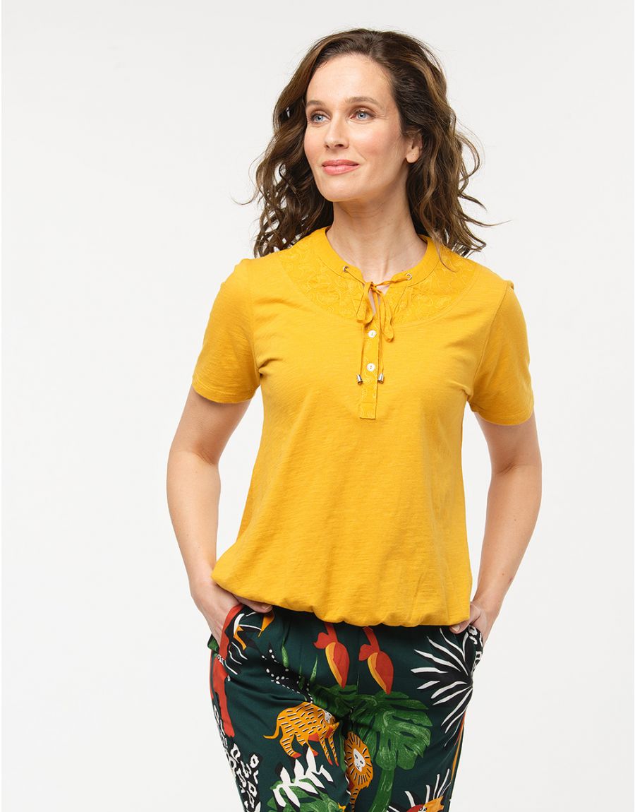 Top jaune col brodé