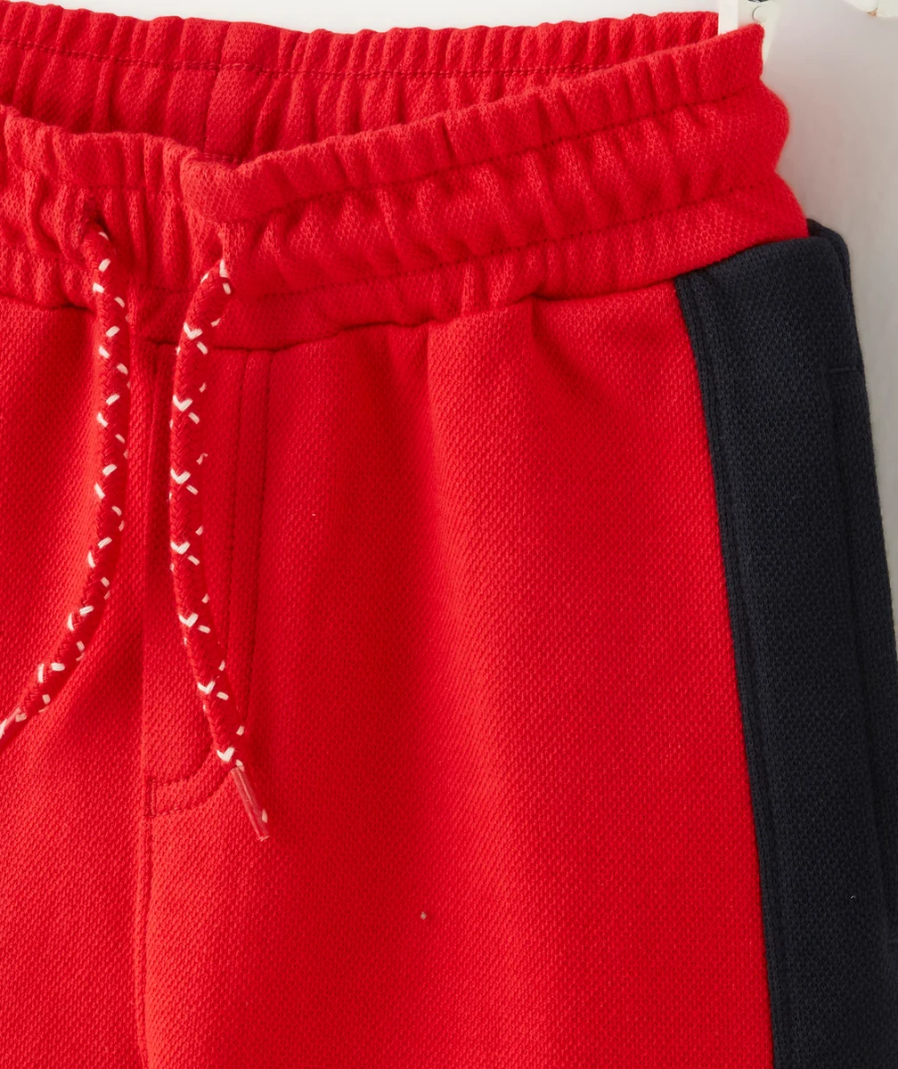 BERMUDA GARÇON EN COTON ROUGE AVEC BANDES BLEU MARINE