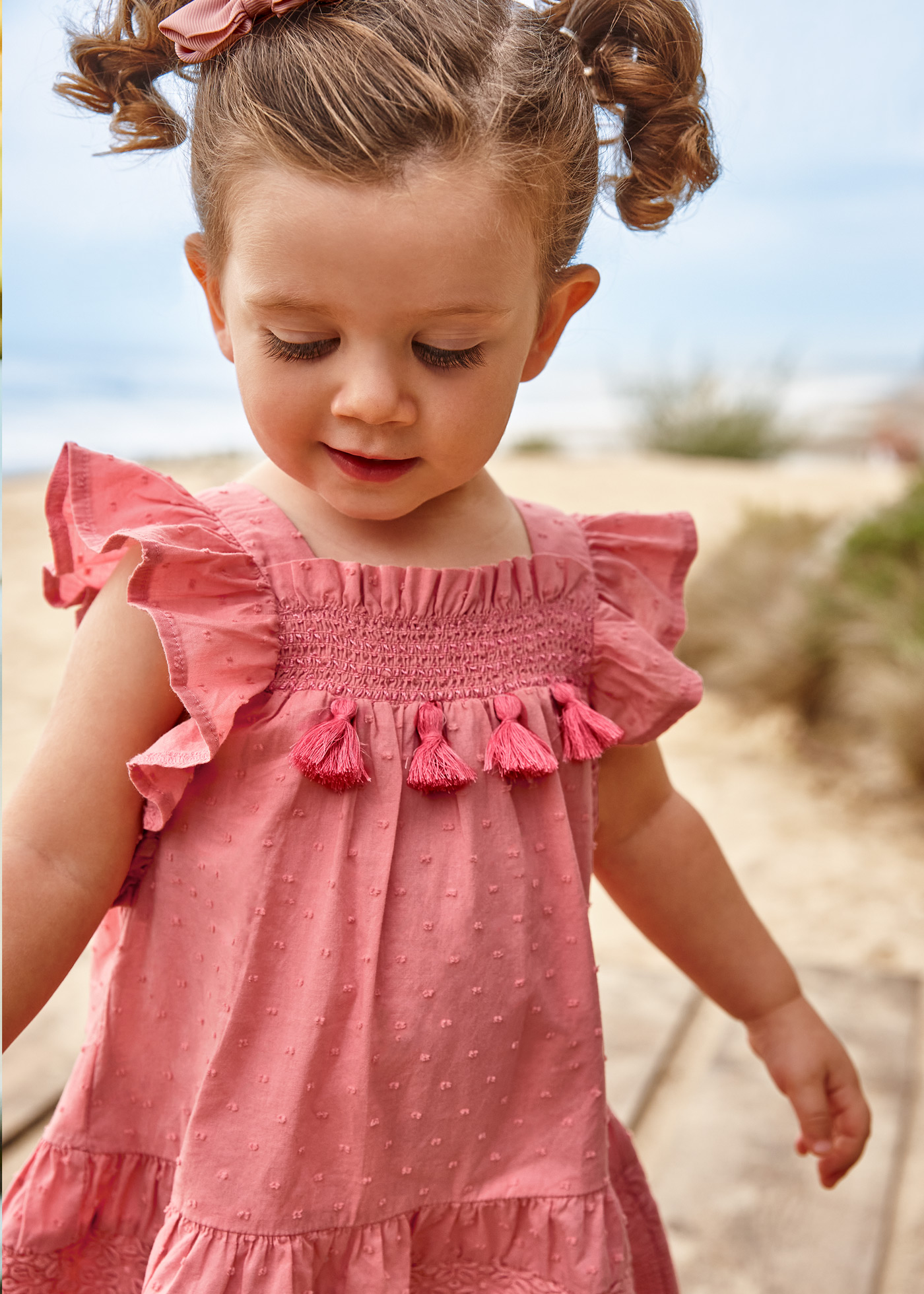 Vestido de bebê com babados de algodão e tecido plumeti