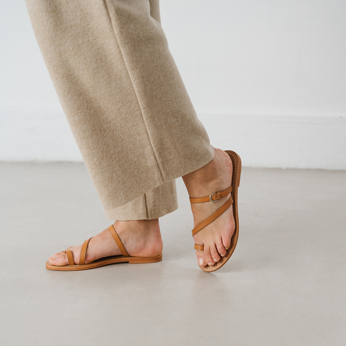 Sandales à brides et détails dorés  en cuir camel