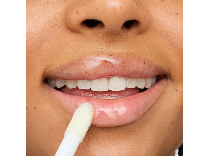 essence Lip Booster Hydra Kiss 07 Classy Glassy Pflegendes Lippenöl in einem transparenten Farbton