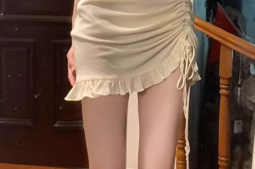 Mikiko - Asymmetrische mini-jurk met kapmouwen, ruches, haltertop en knoopsluiting