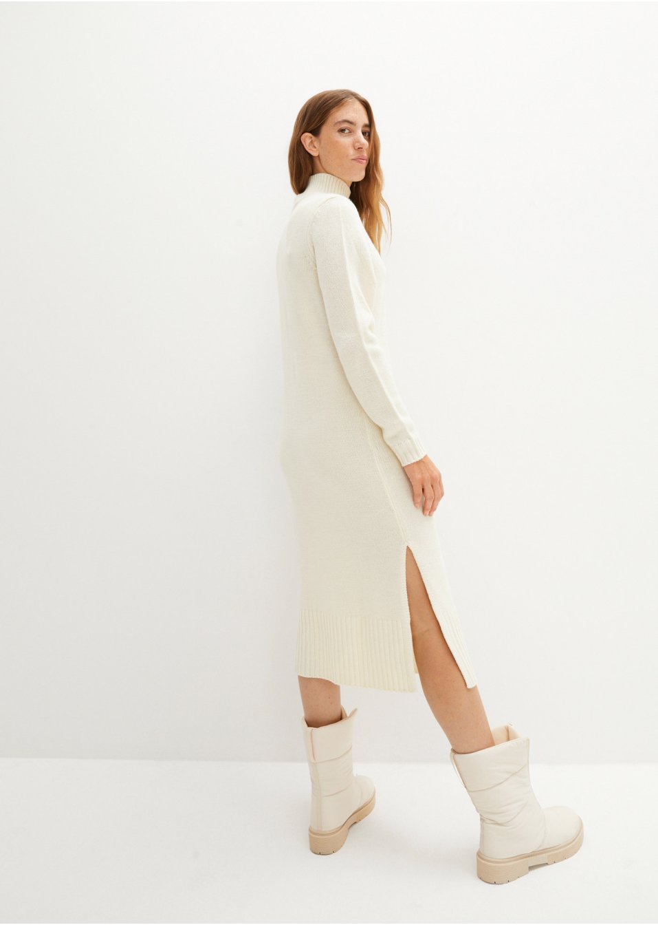 Robe en maille longueur midi avec col montant et fentes
