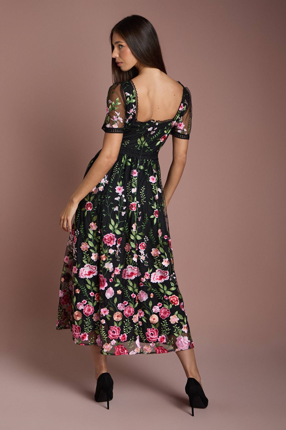 Coast Robe Mi-Longue en Maille Brodée avec Détails de Dentelle